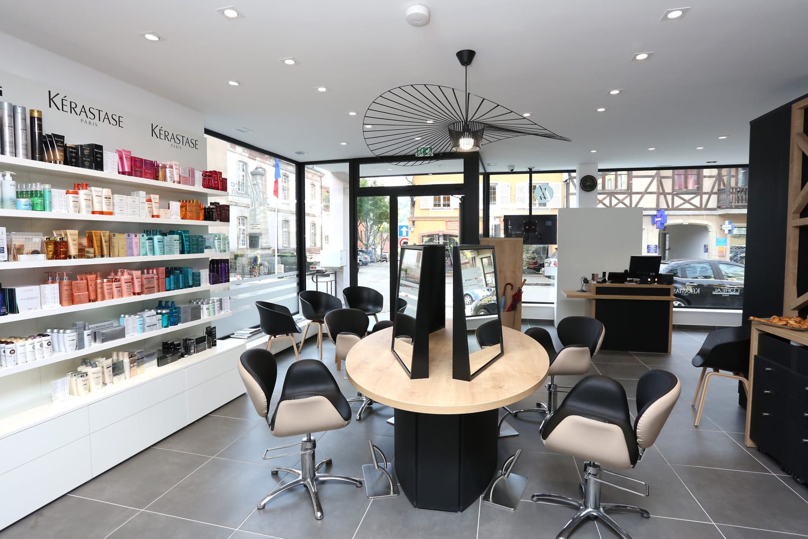 Vue d'ensemble du salon de coiffure ouvert sur le centre de Rosheim