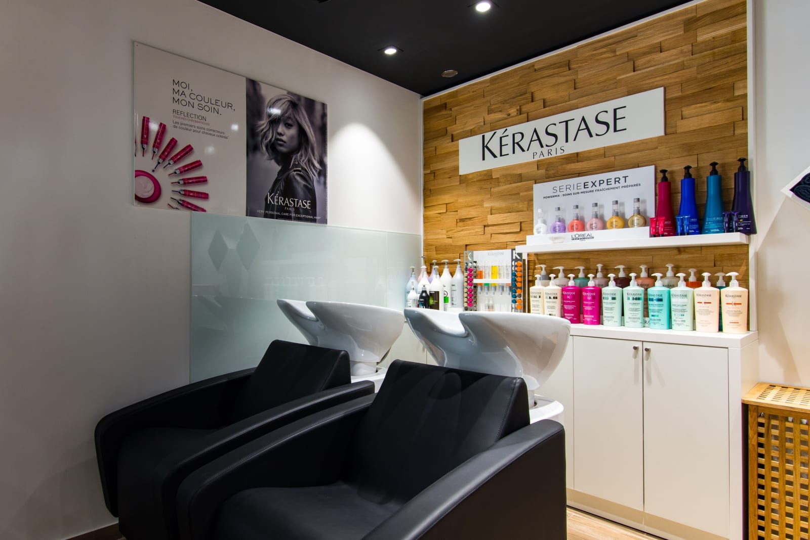 Espace bacs de lavage avec fauteuils inclinables et gamme de soins Kérastase