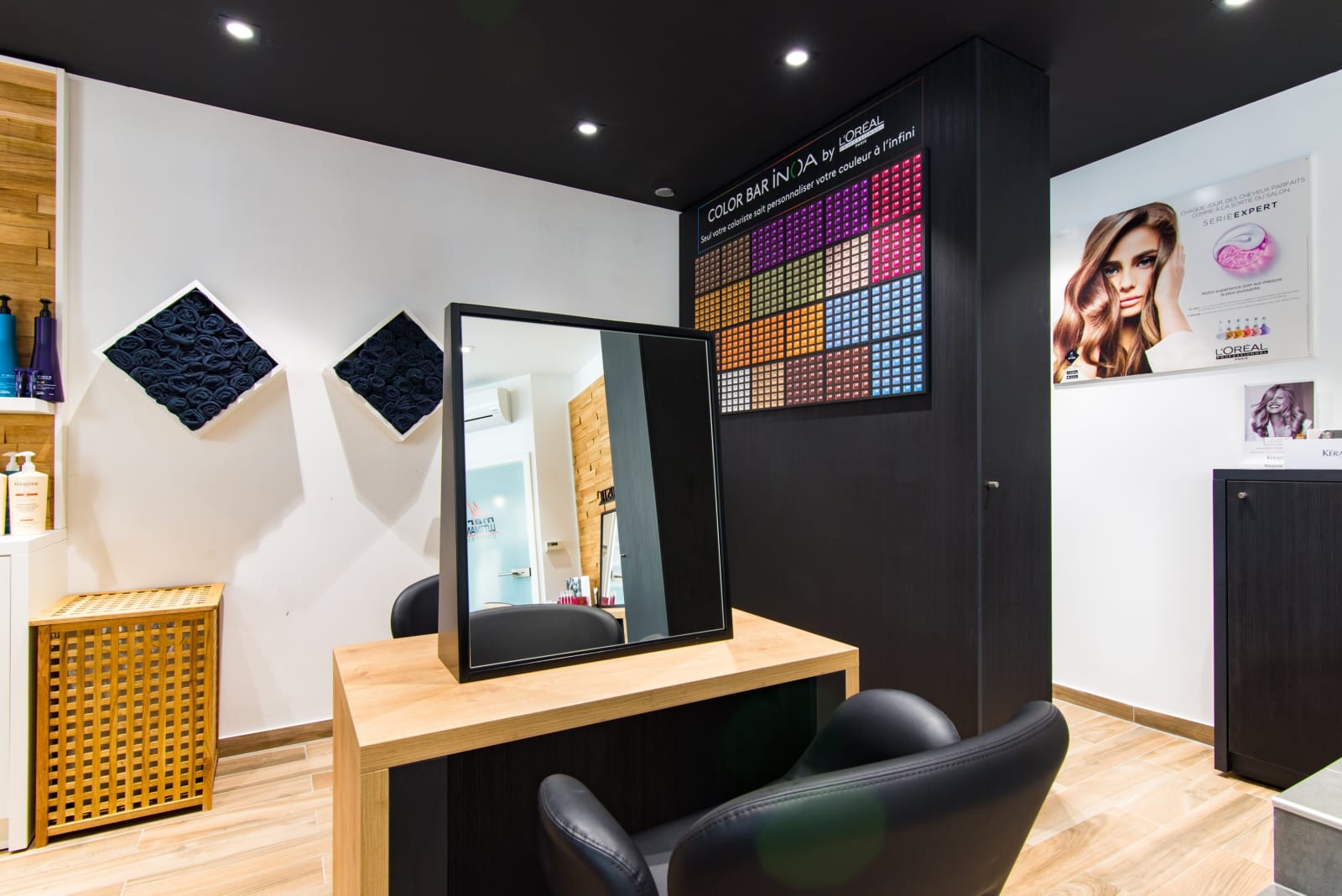 Poste de coiffage face au nuancier Color Bar pour le choix des colorations