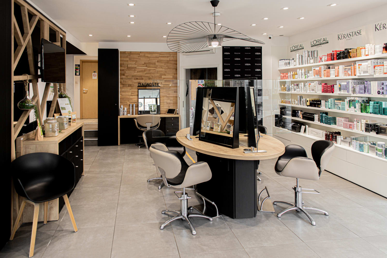 Postes de coiffage et espace diagnostic du salon de coiffure à Rosheim