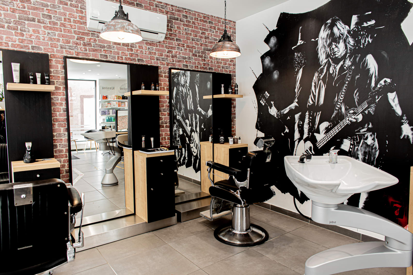 Espace barbier aux inspirations vintage, mur de briques et fauteuil de barbier