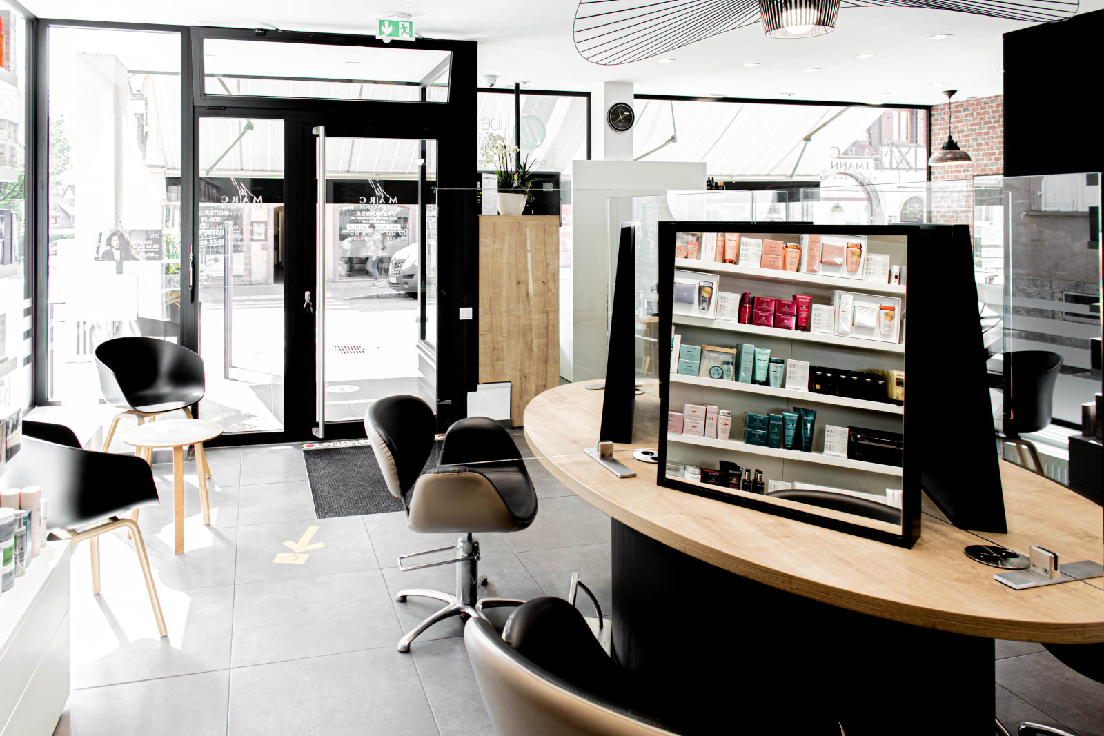 Coin accueil et attente du salon, ouvert sur la rue par sa grande vitrine